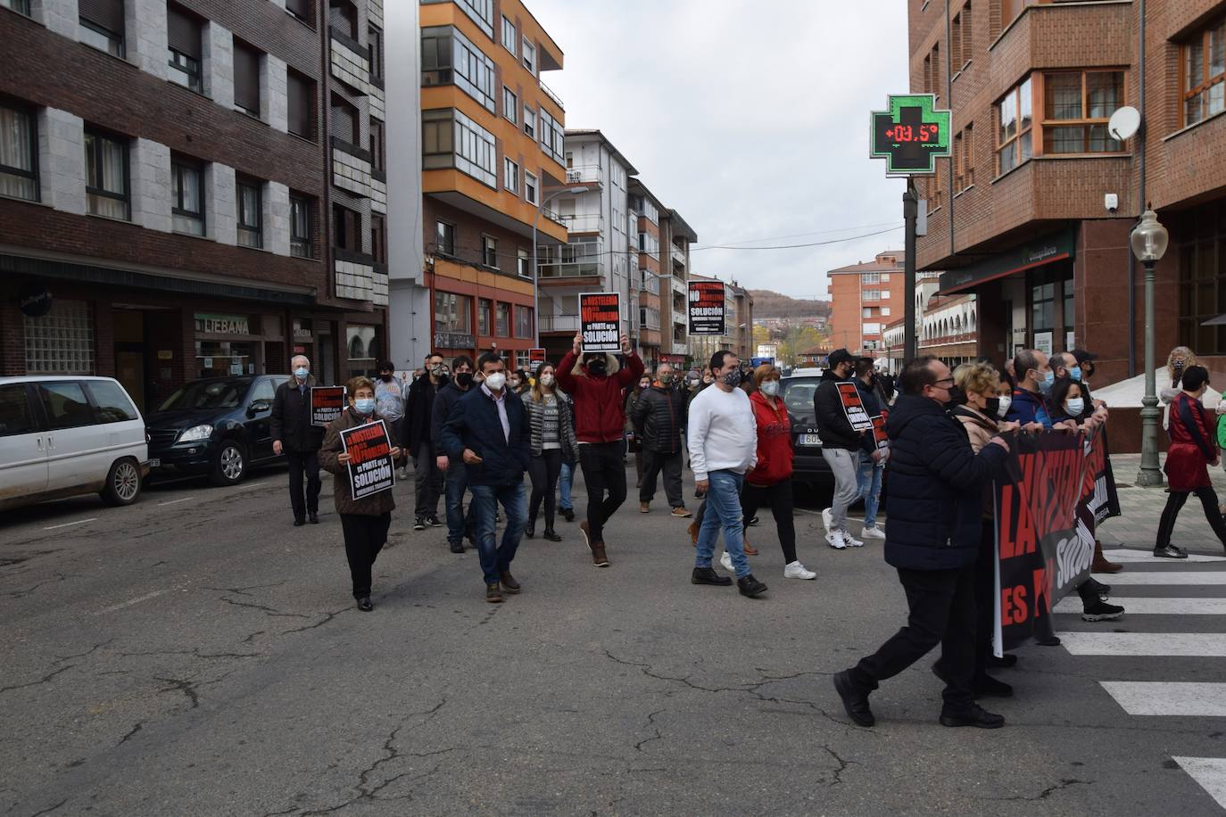 Hosteleros y comerciantes se manifiestan por las calles de Guardo.