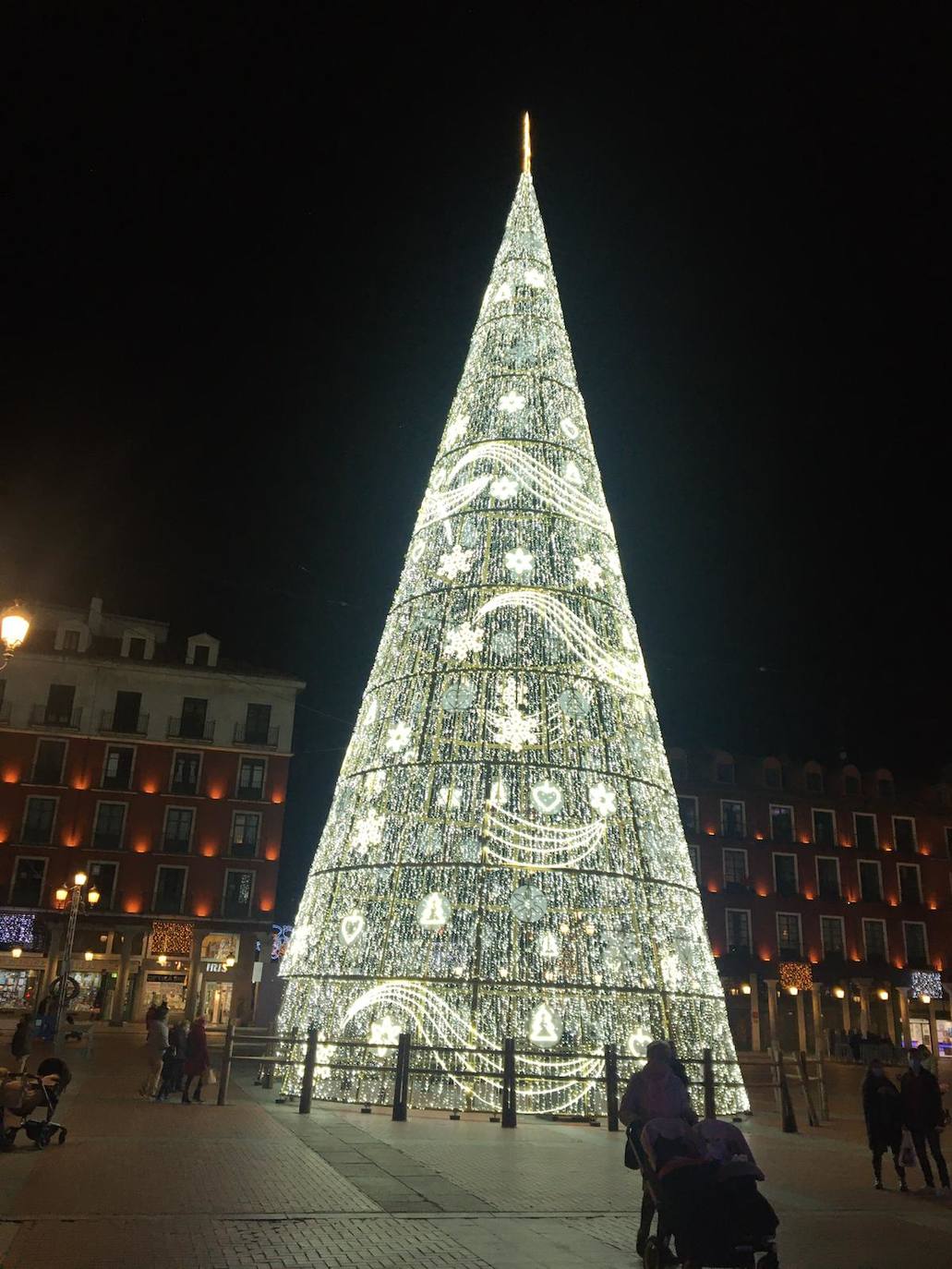 Bola de Navidad desde la Plaza de Zorrilla en Valladolid. 