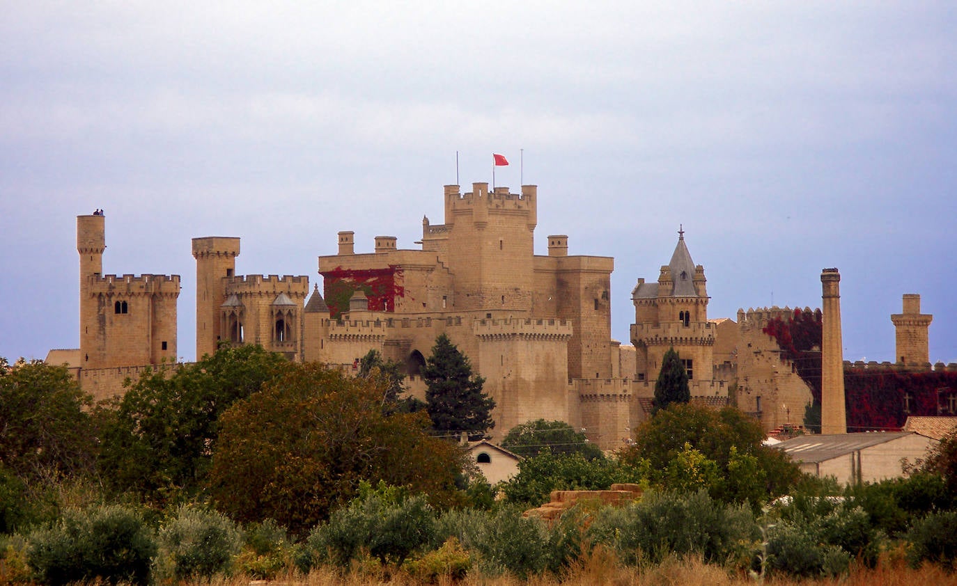 Olite (Navarra) | Olite está dominado por la silueta esbelta y armoniosa de su castillo-palacio. Olite es una pequeña ciudad situada en el centro geográfico de Navarra, a 42 kilómetros al sur de Pamplona.