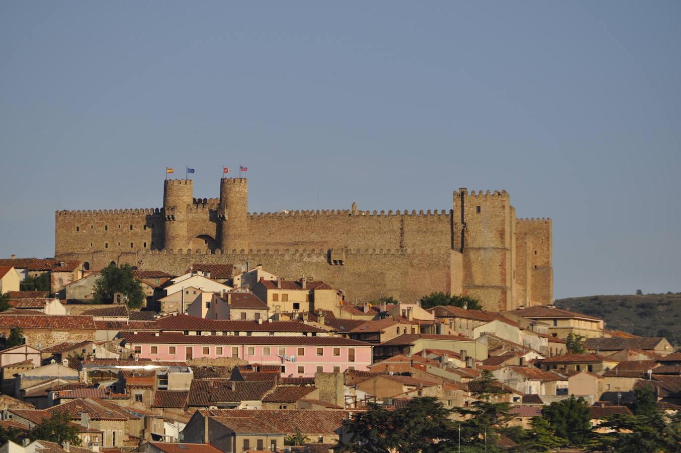 Sigüenza (Guadalajara, Castilla-La Mancha) | En tiempos del Cid, Sigüenza aún estaba en poder musulmán. Hoy conserva el aire medieval de que la dotó Bernardo de Agén, su primer obispo cristiano, y conquistador de la misma. La catedral románica, su castillo, las puertas y restos de su muralla transportan al visitante al medievo.