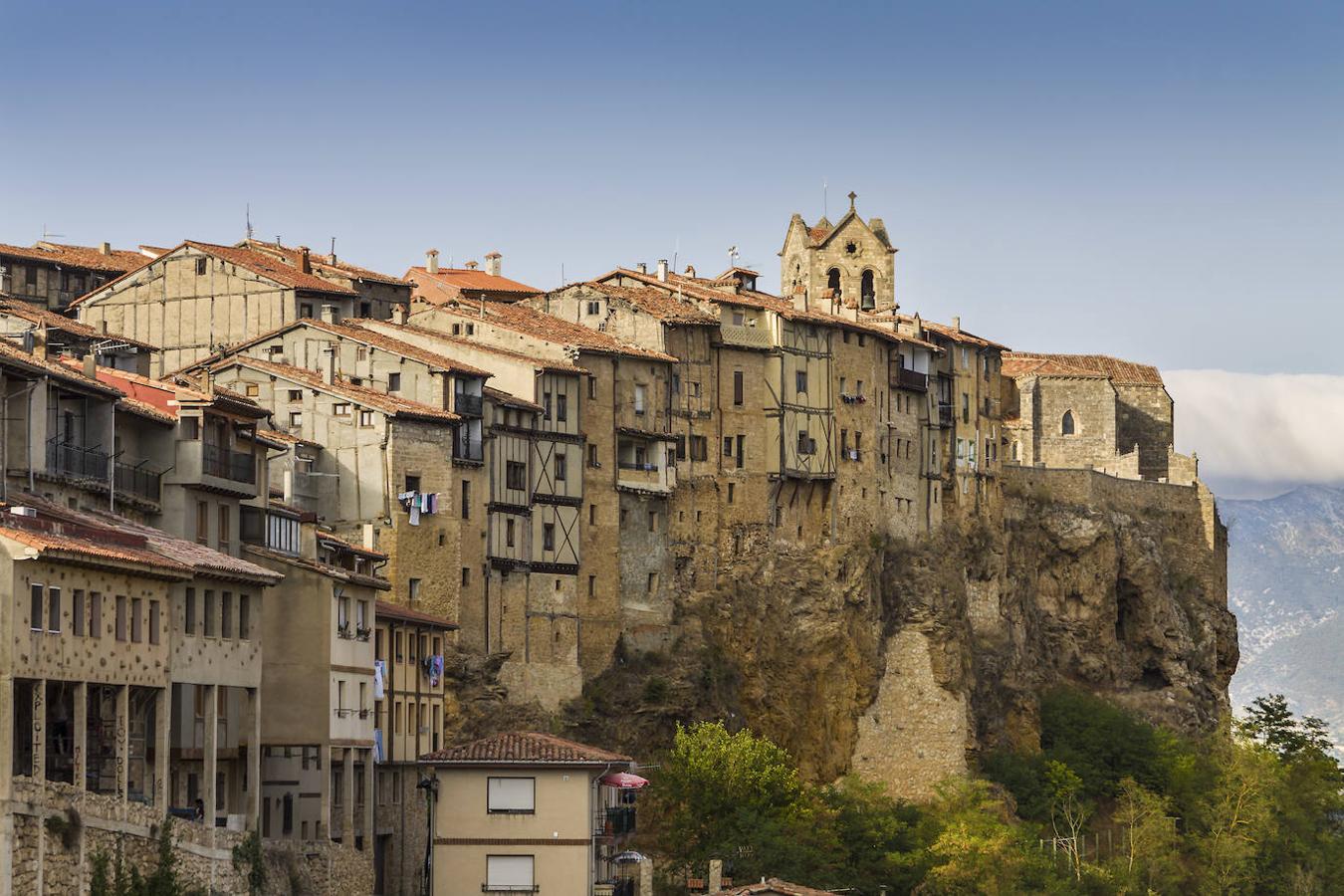 Frías (Burgos, Castilla y León) | Sobre el cerro de La Muela, y cercana al ancho y caudaloso río Ebro, se constituyó un enclave estratégico de paso de dicho río, desde la época romana y sobre todo en época medieval, que unía la costa cantábrica y la meseta, dando lugar a la notable prosperidad de Frías y de su conjunto monumental.