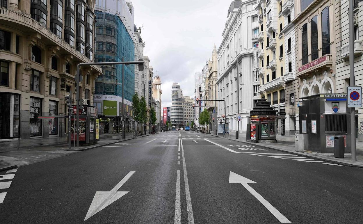 La Gran vía de Madrid, sin gente.