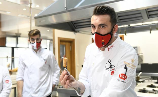 El chef Emilio Martín muestra el 'Corchifrito', tapa premiada con el primer puesto del Campeonato Nacional. 