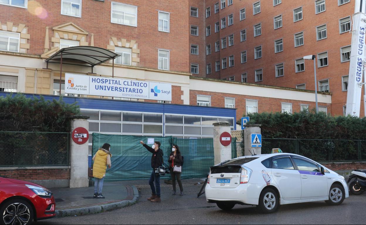 Acceso al edificio Rondilla, habilitado ahora con plantas para enfermos covid. 