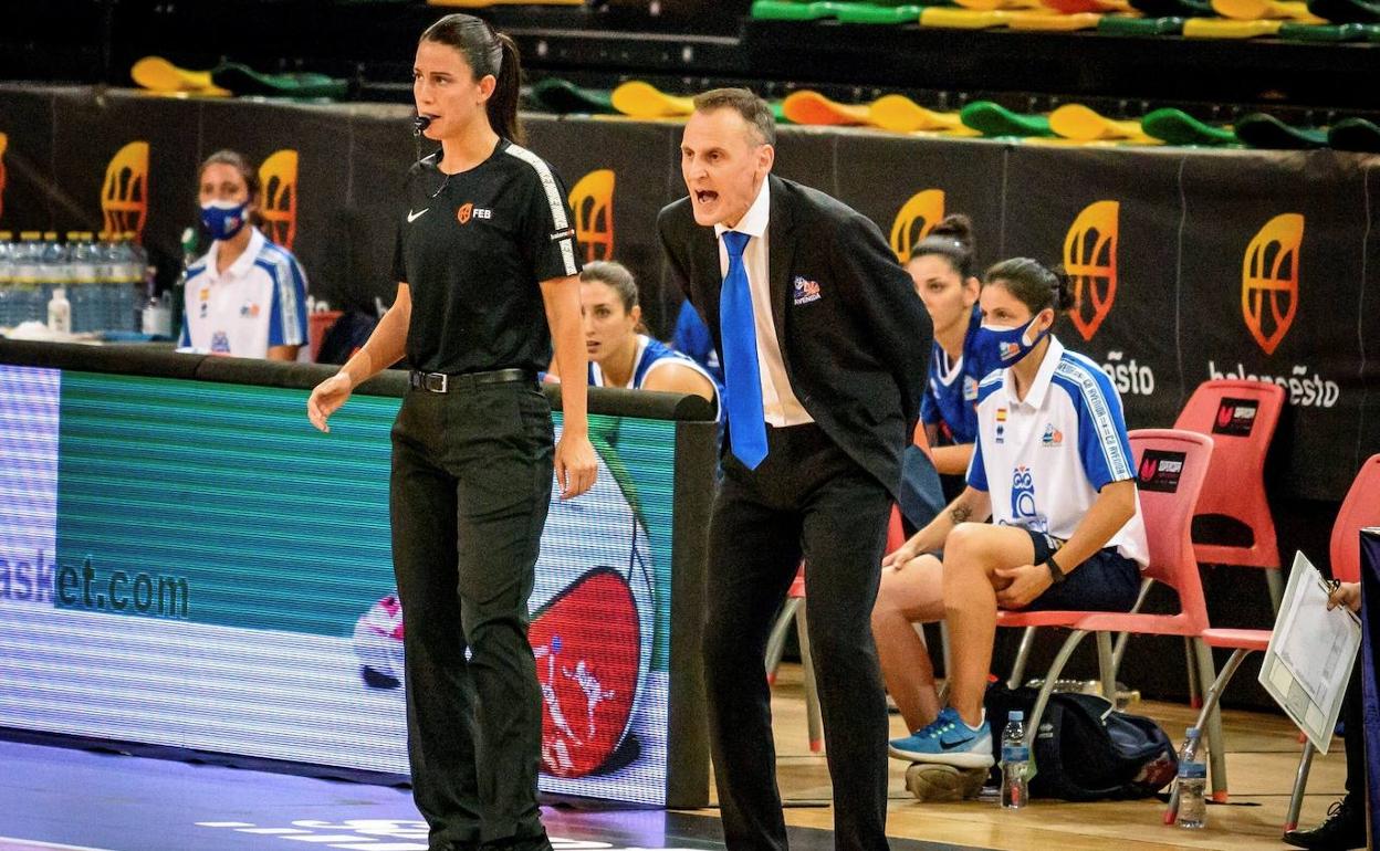 Roberto Íñiguez dirige al equipo desde la banda.