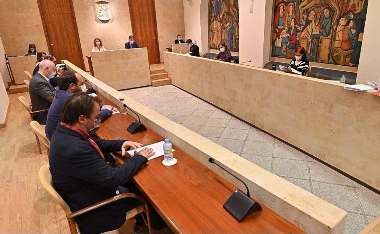 Un momento de la reunión que celebró ayer en el Ayuntamiento la comision de seguimiento del pacto por la recuperación de Salamanca. 