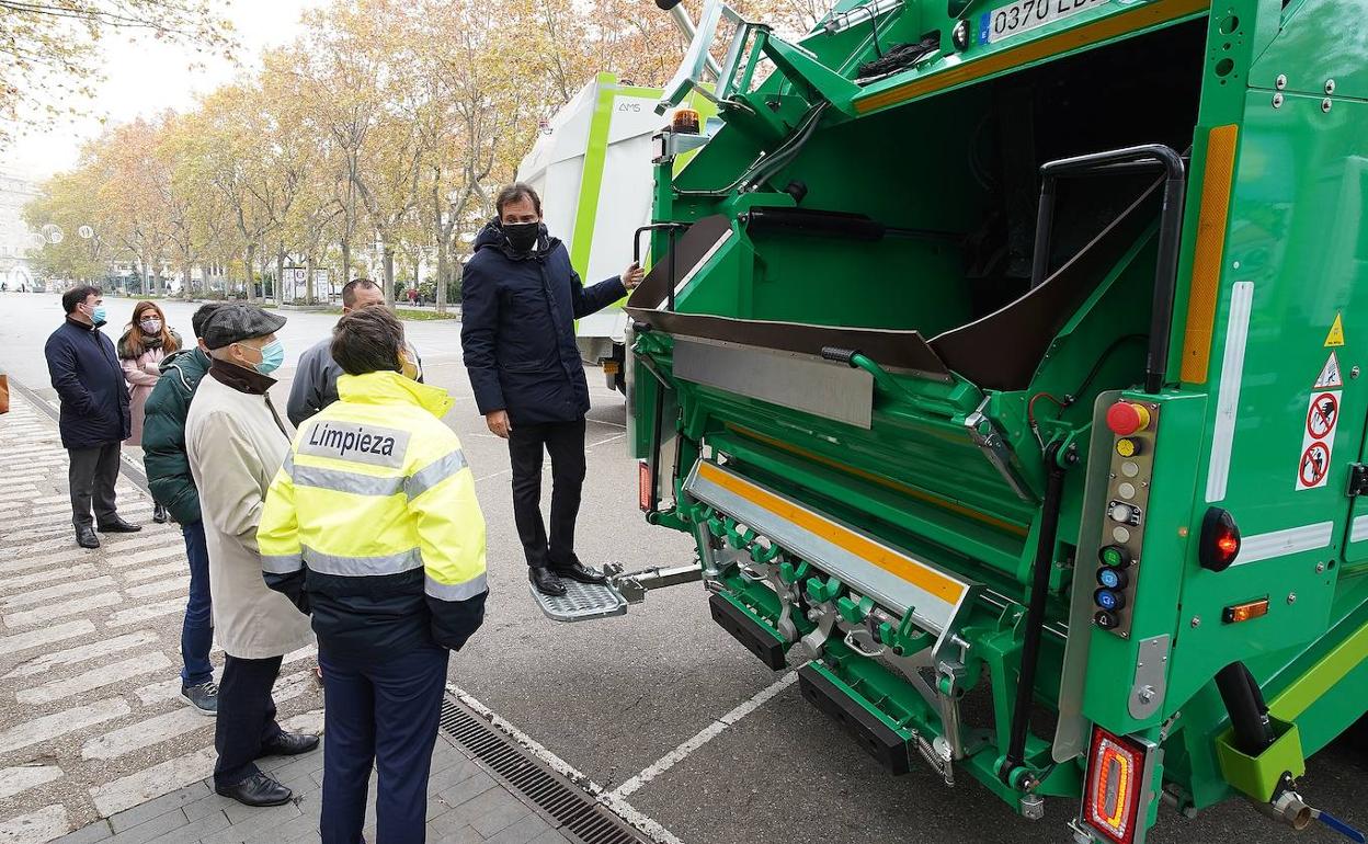 El alcalde y el concejal supervisan uno de los vehículos. 