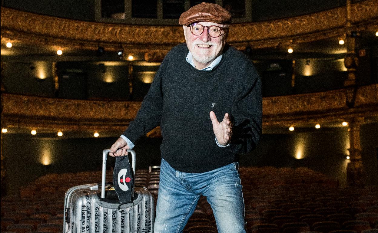 Moncho Borrajo posa en el teatro en el que ha llevado a cabo su última actuación. 