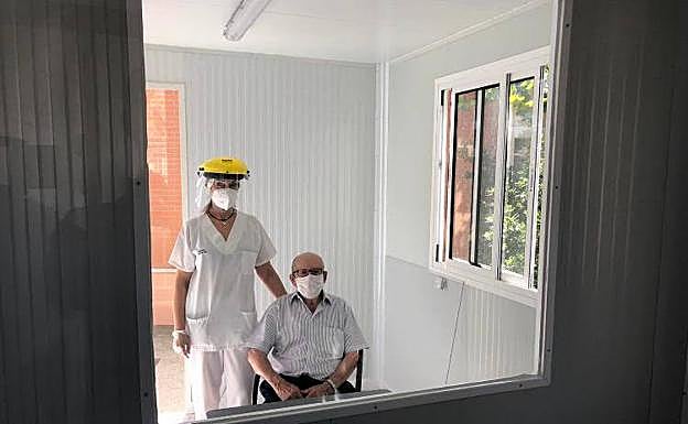 Una trabajadora de Sergeco junto a un residente en uno de los centros del grupo. 