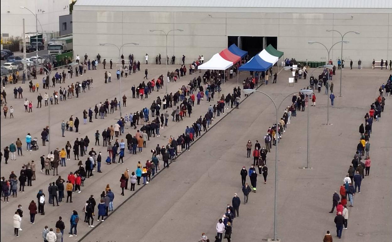 Colas de acceso en el recinto ferial para someterse al test de antígenos.