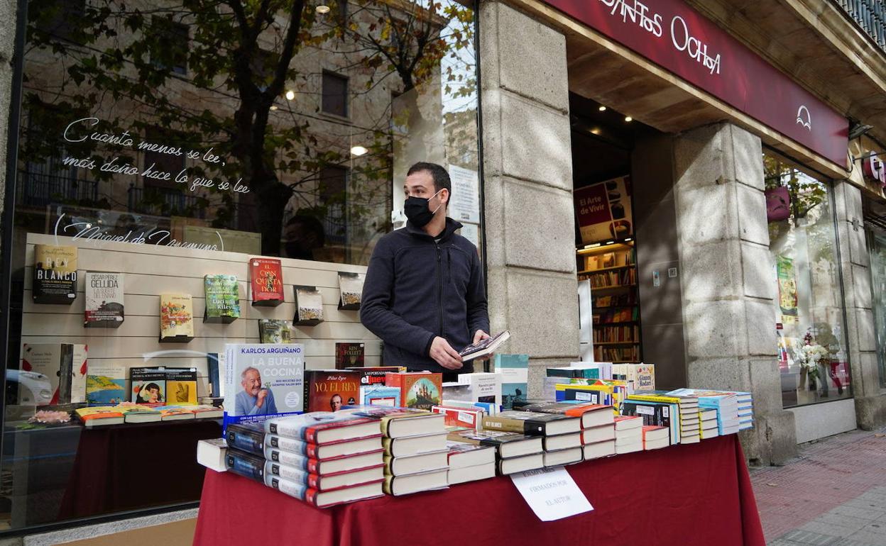 Venta de libros en la calle en Salamanca en el día de las librerías. 