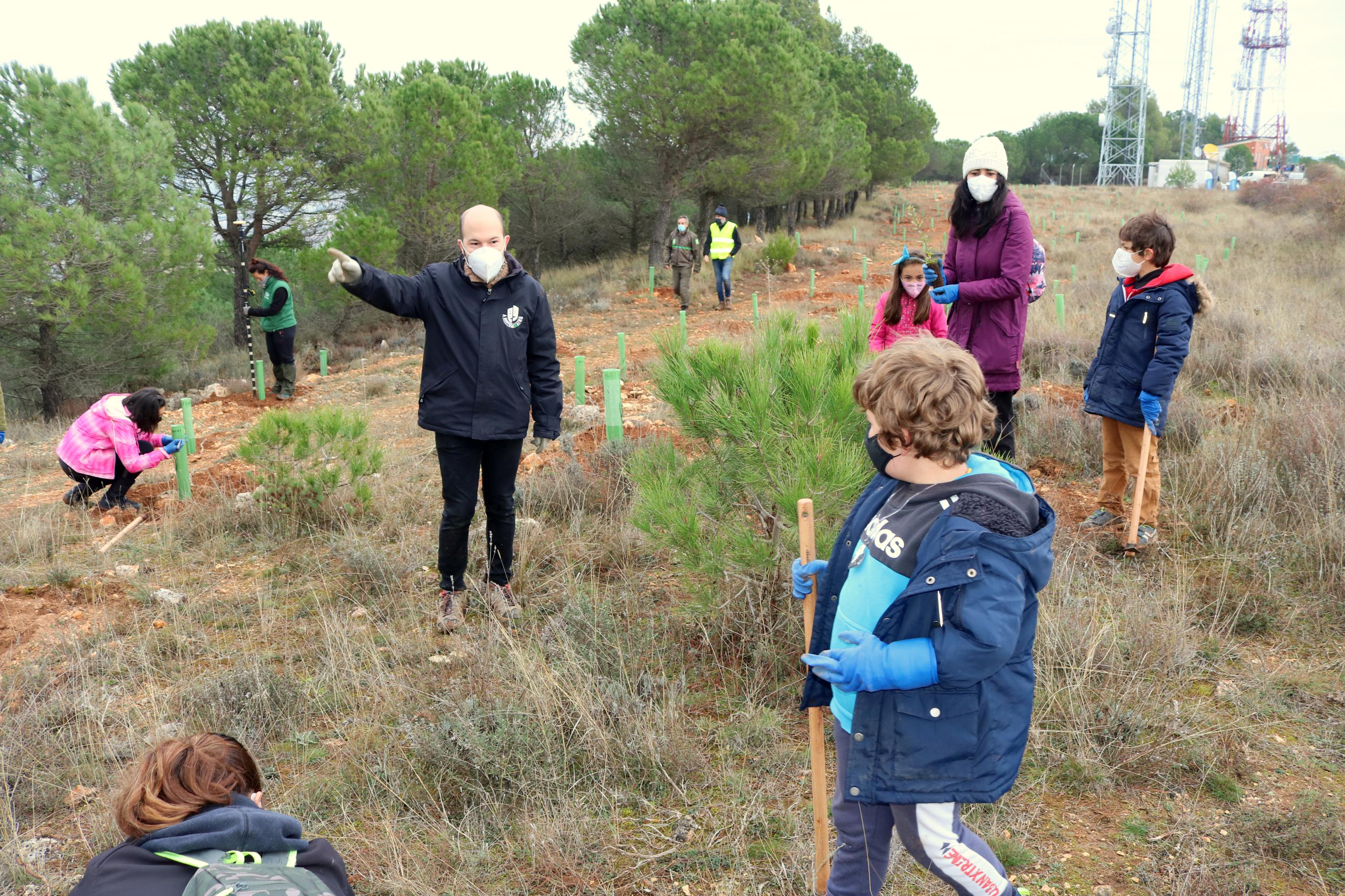 Más de 150 vecinos participaron en la plantación llevada a cabo en Villamuriel de Cerrato