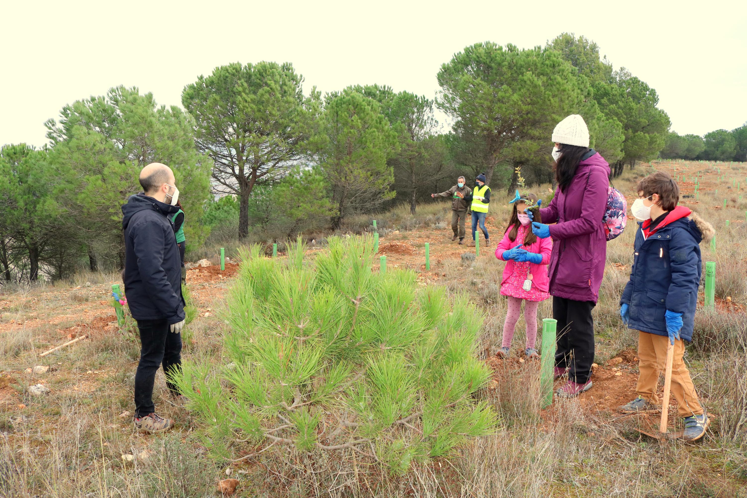 Más de 150 vecinos participaron en la plantación llevada a cabo en Villamuriel de Cerrato