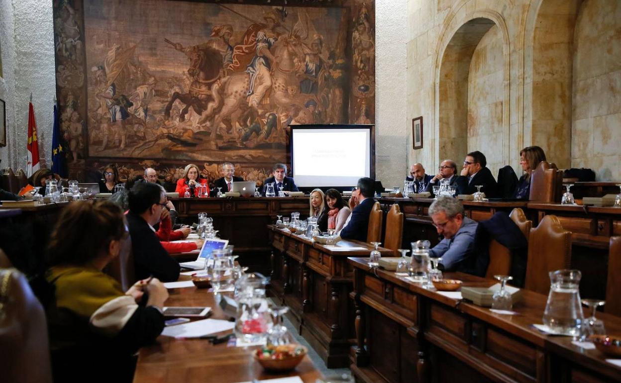 Imagen de archivo de una reunión del Consejo deGobierno en la antigua Capilla del Estudio. 