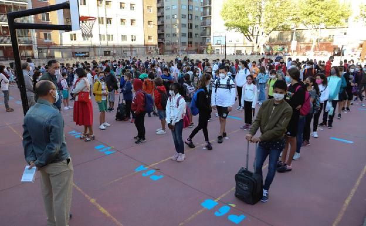 Alumnos con mascarillas en el primer día del curso.