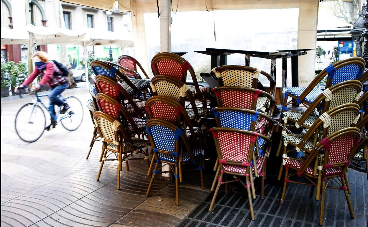 Sillas apiladas en una terraza cerrada de Barcelona.