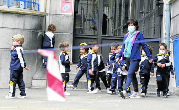 La profesora María Jesús Fuentes, con sus alumnos de segundo de Infantil.