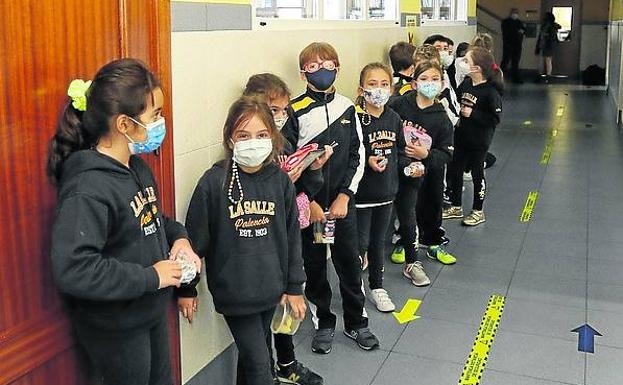 La clase de segundo de Primaria, en fila en el pasillo para bajar al polideportivo a almorzar.