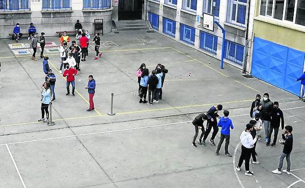 Estudiantes en el recreo por grupos.