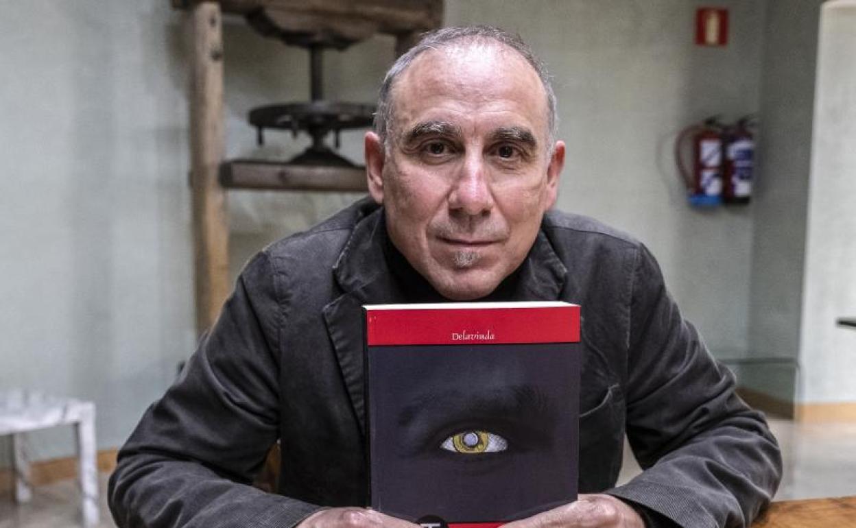 Vicente Álvarez, con su última novela. 