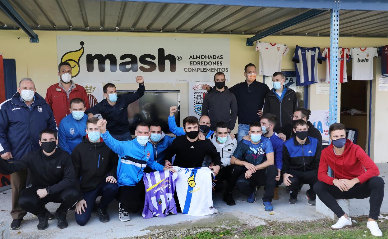 Los jugadores y auxiliares del Cantolagua, con las camisetas del Pucela y de su equipo. 