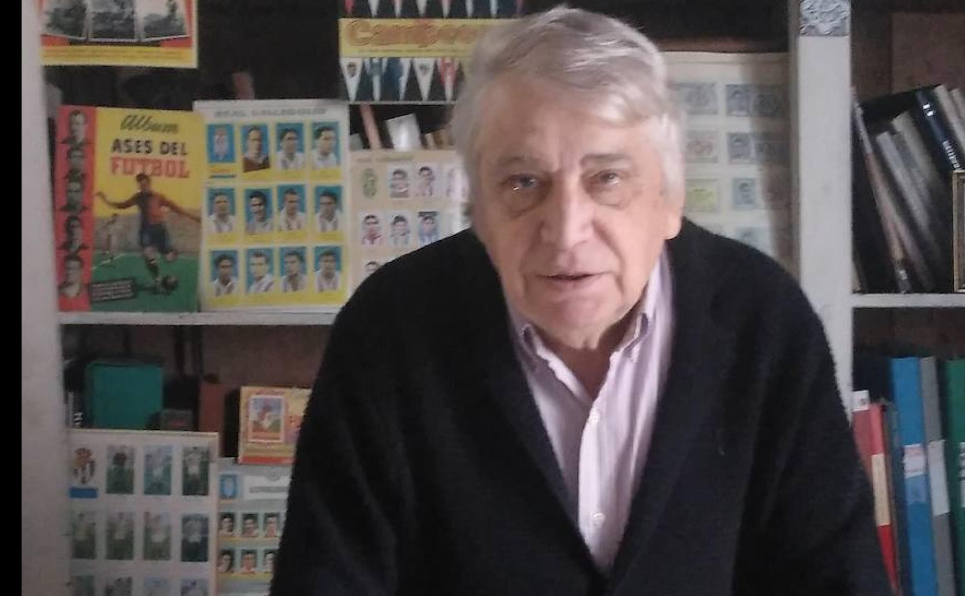 Enrique Valdivieso, con algunas de sus colecciones