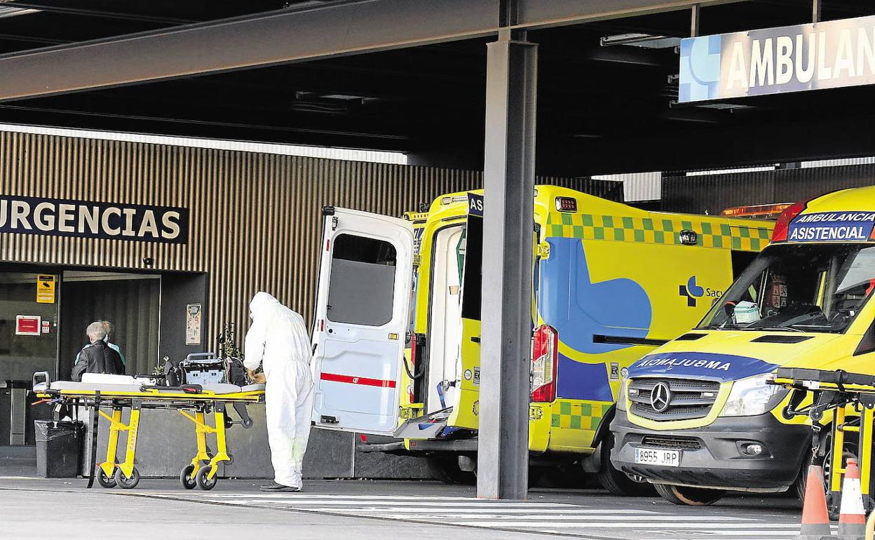 Sanitarios en una ambulancia en Valladolid. 