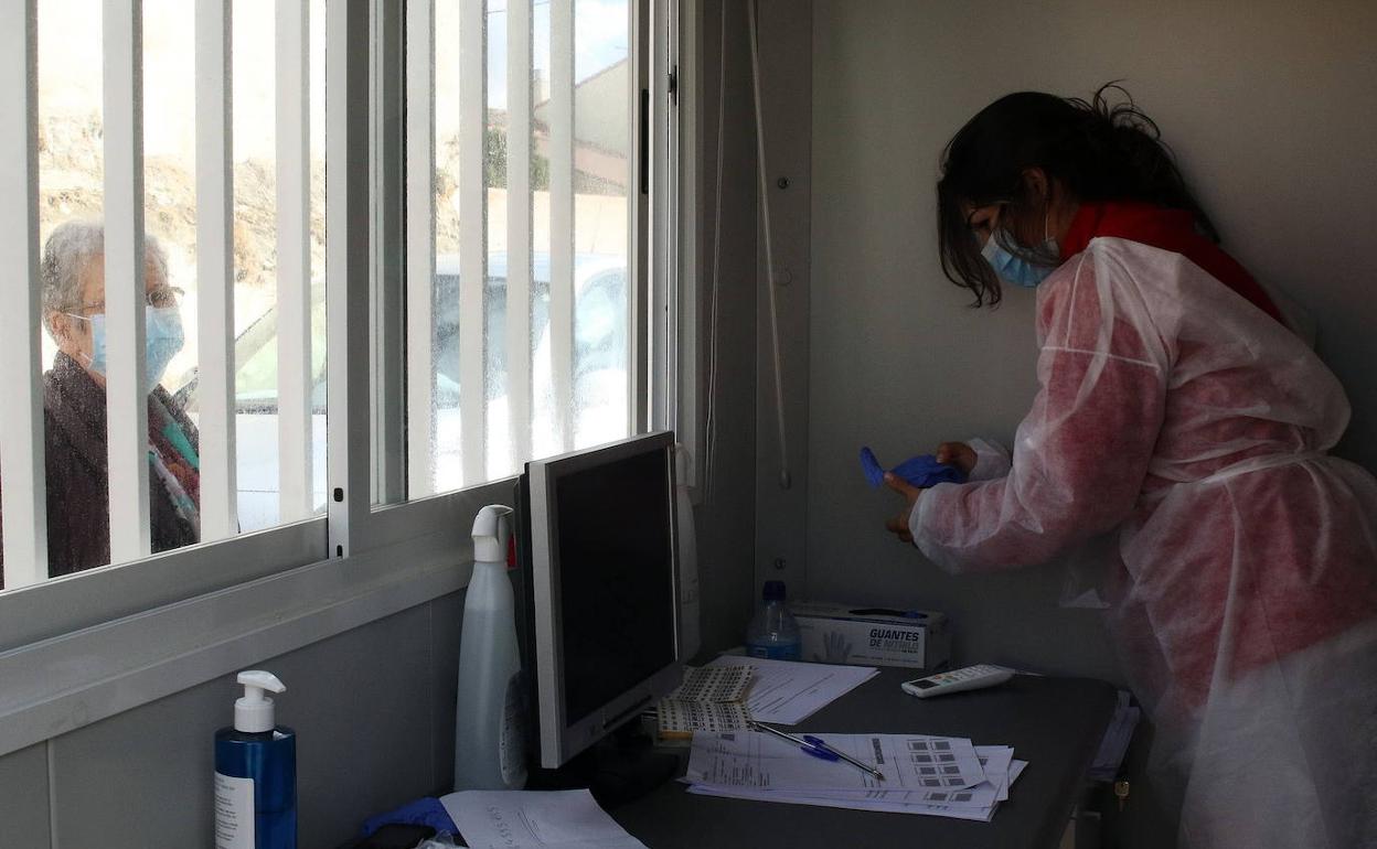 Realización de pruebas PCR en el centro de salud de Carbonero, hace unos días. 