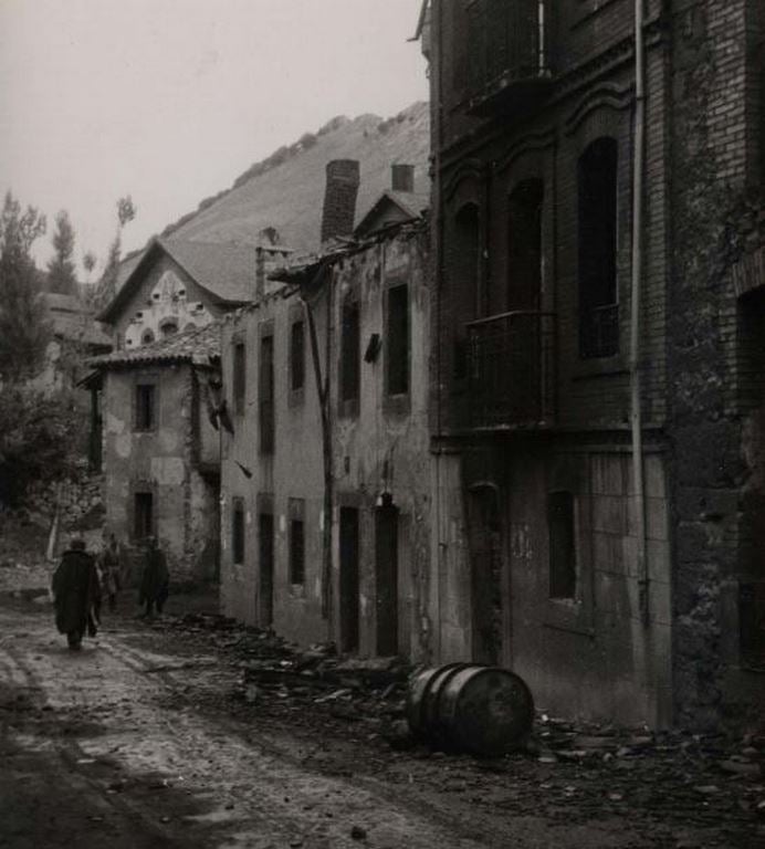 La Biblioteca Nacional publica las imágenes de los efectos causados por los incendios y bombardeos en la zona norte de León, Pola de Gordón, Santa Lucía y La Vid, durante la Guerra Civil 