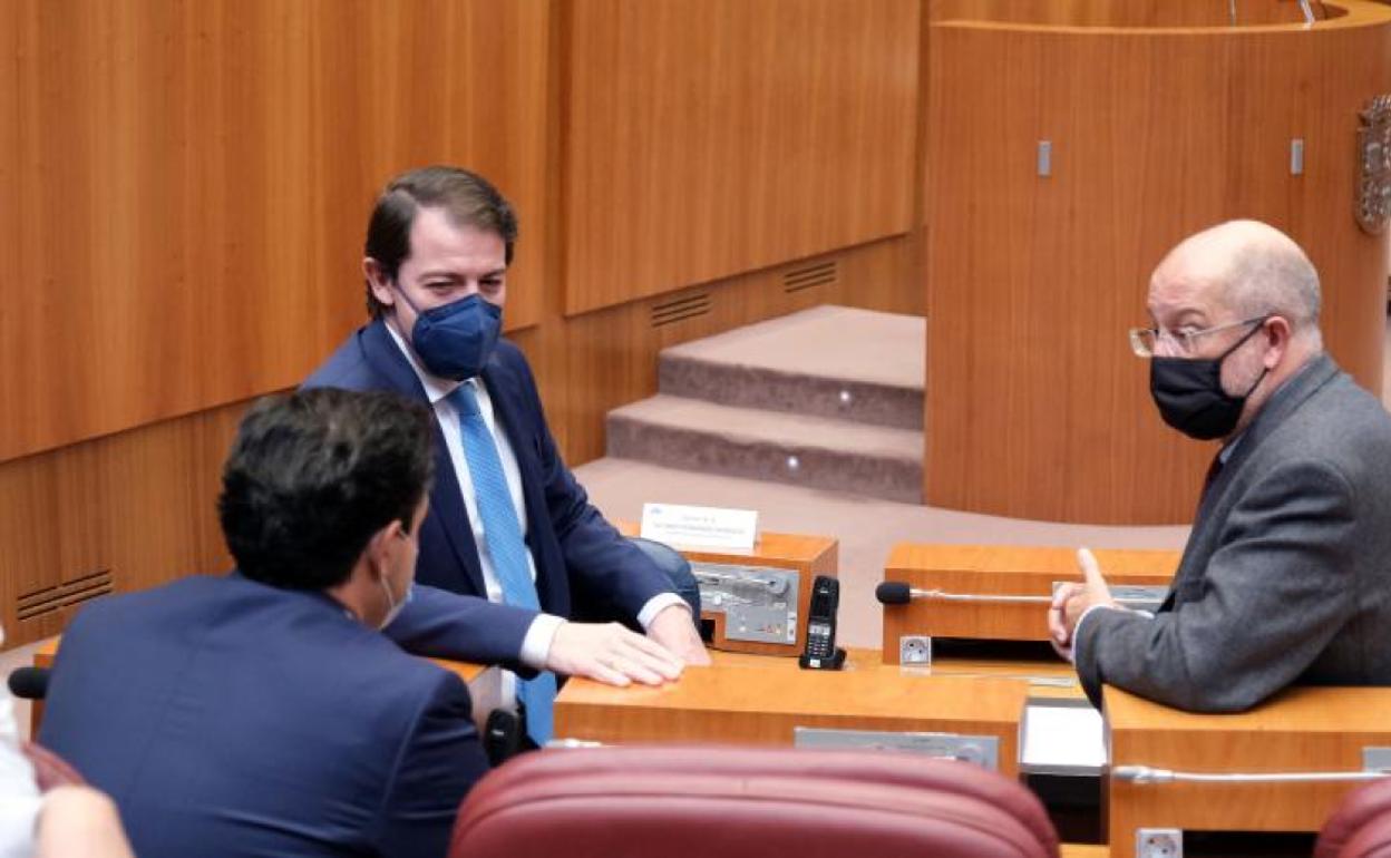 Alfonso Fernández Mañueco y Francisco Igea, en el pleno de las Cortes.