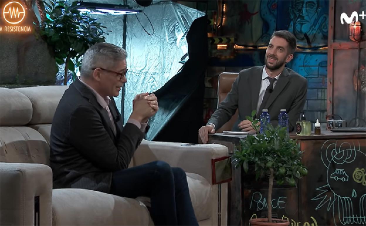 Boris Izaguirre durante la entrevista en 'La Resistencia' con David Broncano