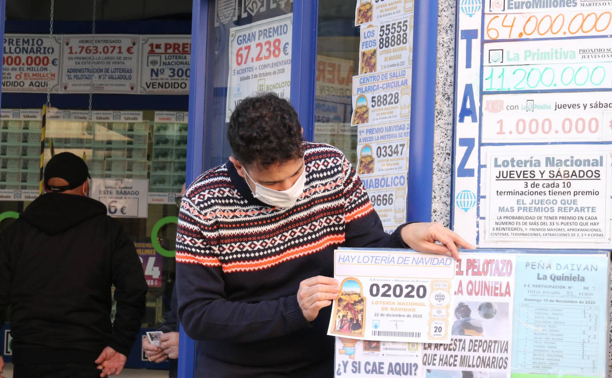 Venta de loteria de Navidad en la Calle Verbena con el número 02020, que ya está agotado.