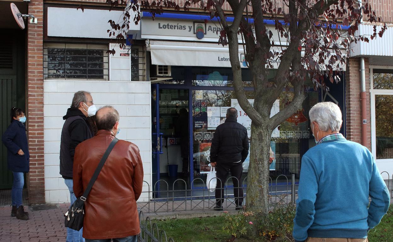 Gente haciendo cola en la administración de San Lorenzo, en Vía Roma.