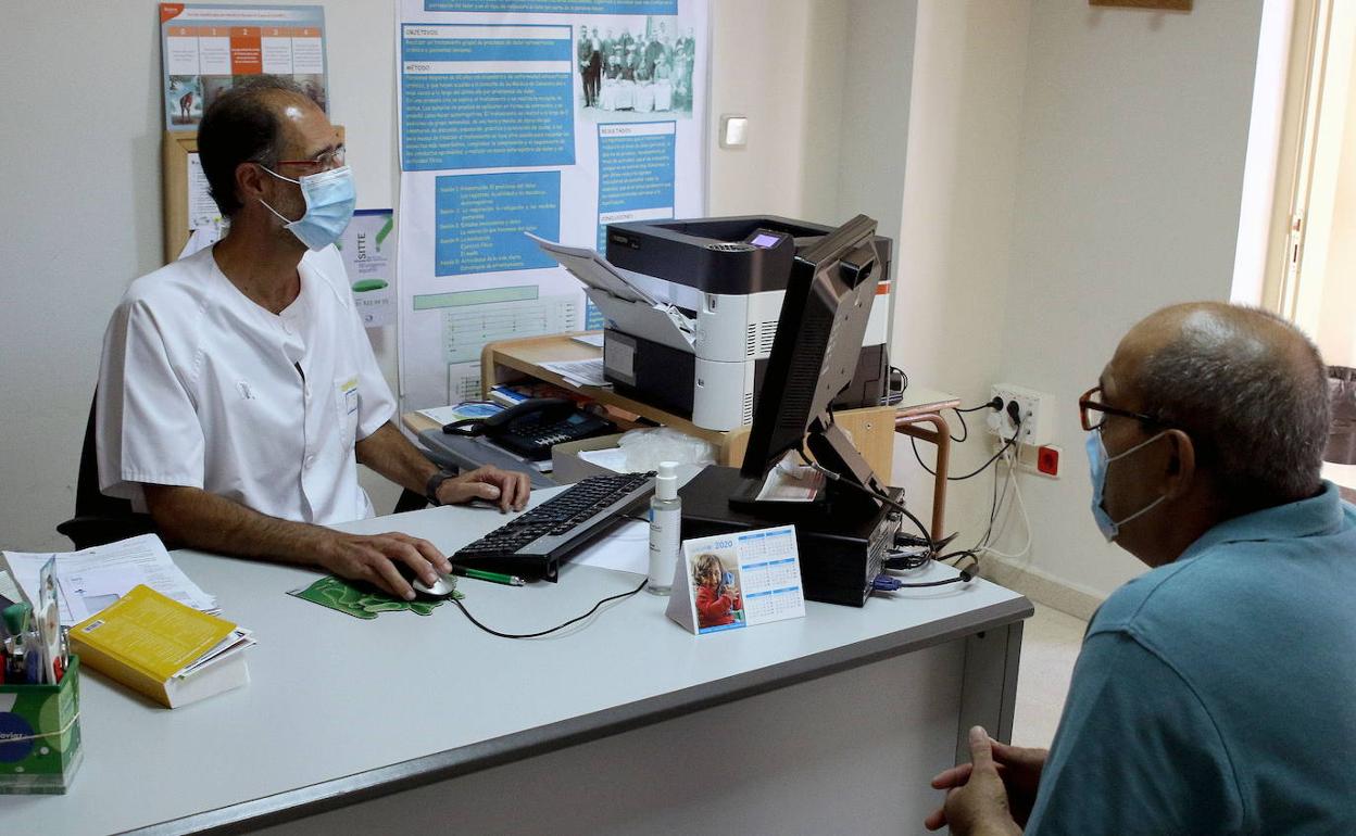 Un médico pasa consulta en un pueblo de Segovia. 