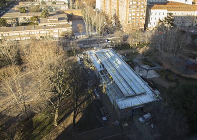 Imagen secundaria 1 - En la primera imagen,últimos remates de las obras de rehabilitación del Mercado del Val y pavimentación de las calles que rodean las instalaciones; y, en las dos últimas, desmontaje del mercado provisional en la plaza del Poniente de Valladolid.