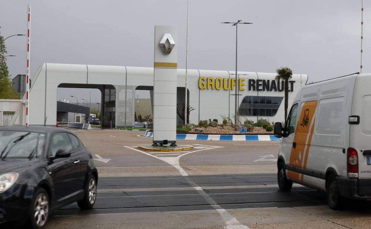 Entrada de caminones y salida de los trabajadores de Renault motores. 