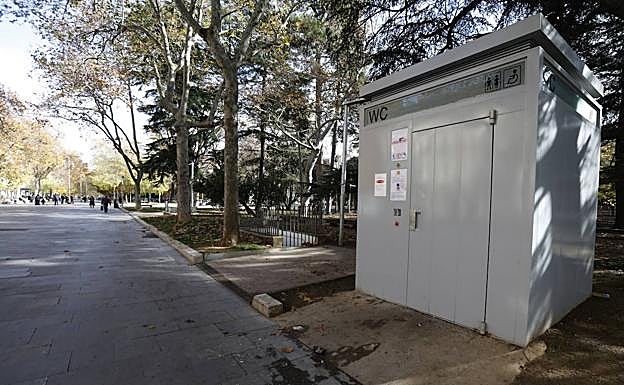 Urinario público del parque del Salón.