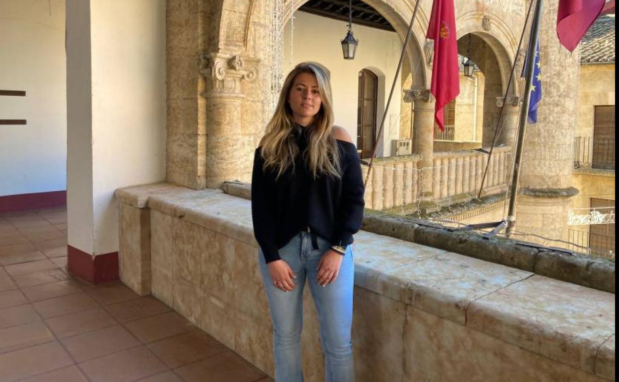 Laura Vicente en el balcón del Ayuntamiento tras la presentación del concurso .