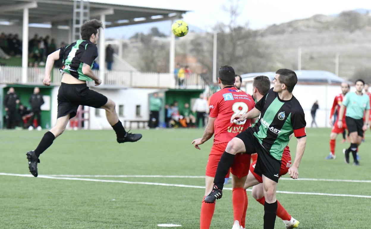 Imagen de un partido entre El Espinar y el Villamuriel