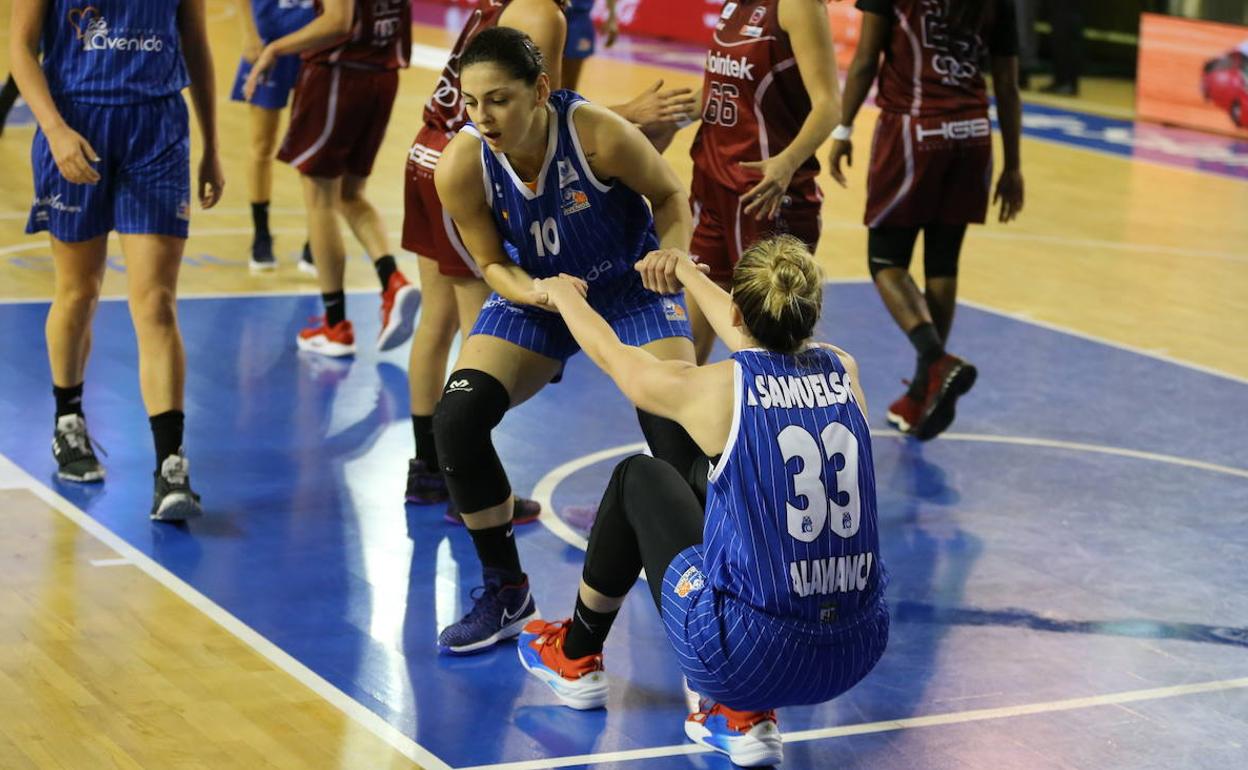 Marica Gajic ayuda a levantar a Katie Lou Samuelson en un partido del CBAvenida.