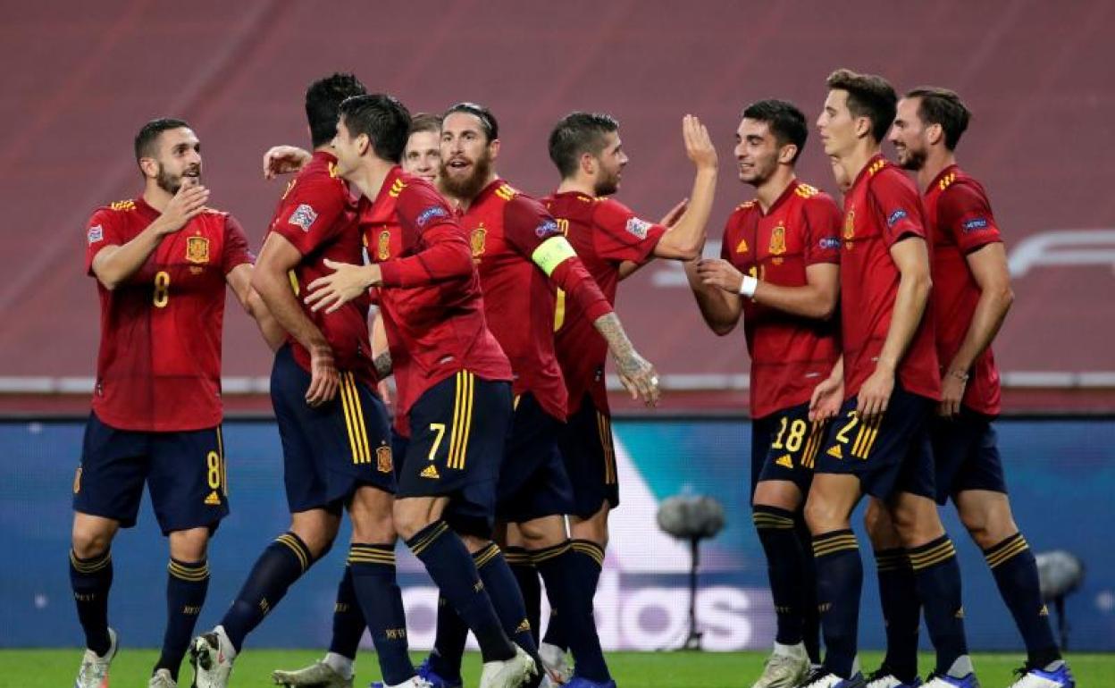 Los jugadores españoles celebran la goleada ante la 'Mannschaft'. 