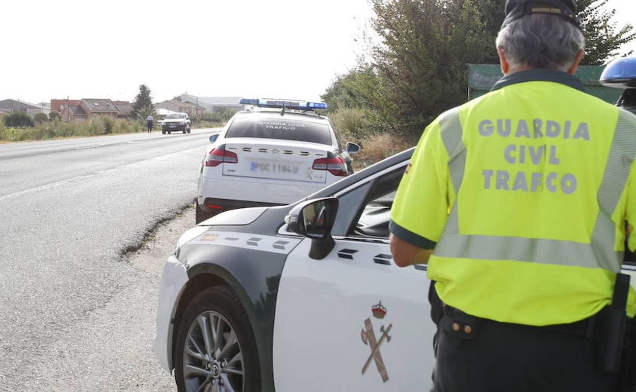 Patrulla de la Guardia Civil de Tráfico. 