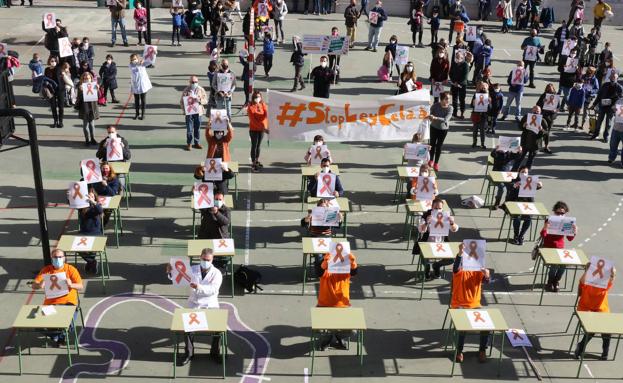 Los profesores de La Salle sacaron los pupitres al patio. 