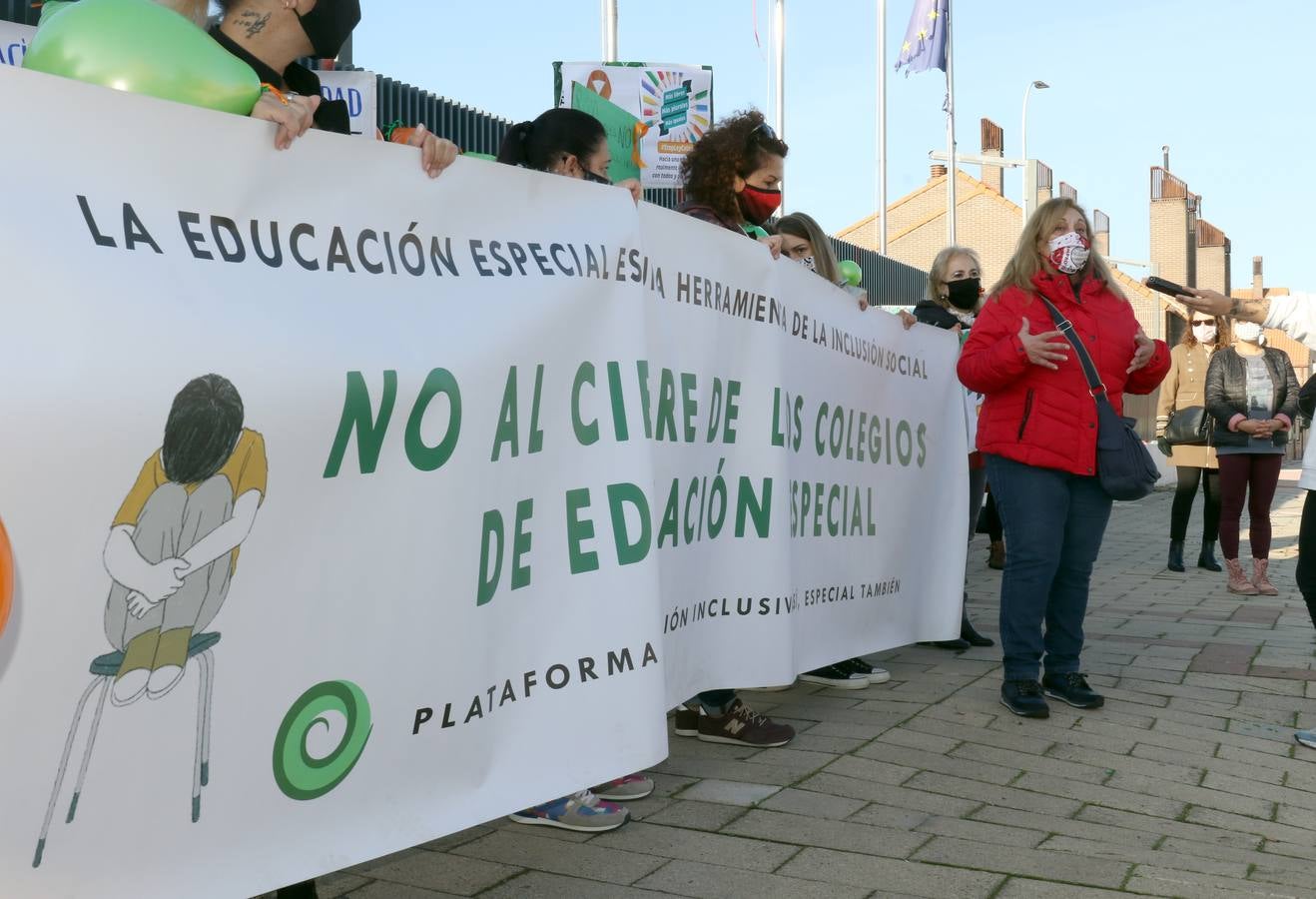 Fotos: Protesta contra la Ley Celaá frente al Centro de Educación Especial Nº 1 de Valladolid