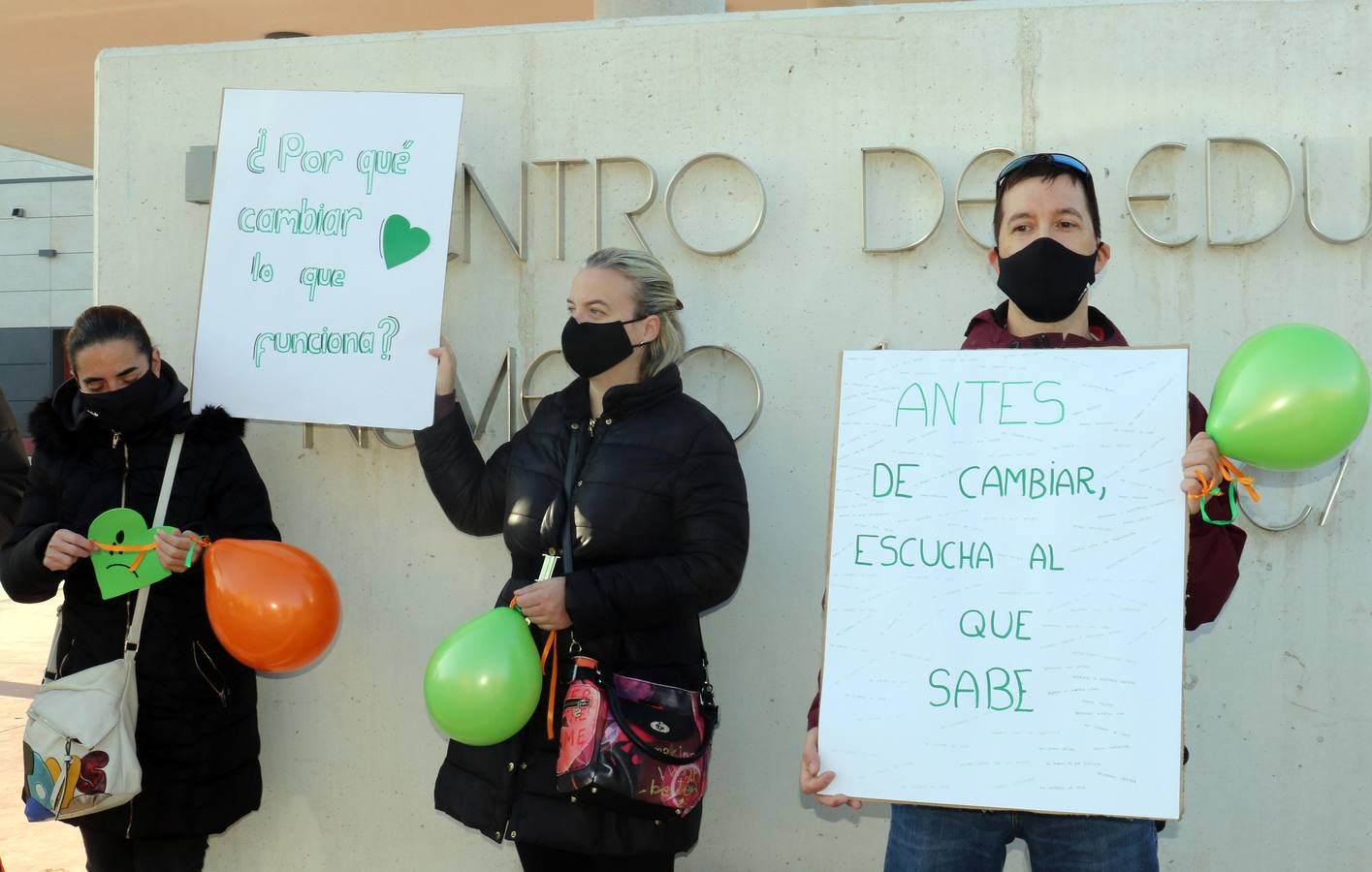 Fotos: Protesta contra la Ley Celaá frente al Centro de Educación Especial Nº 1 de Valladolid