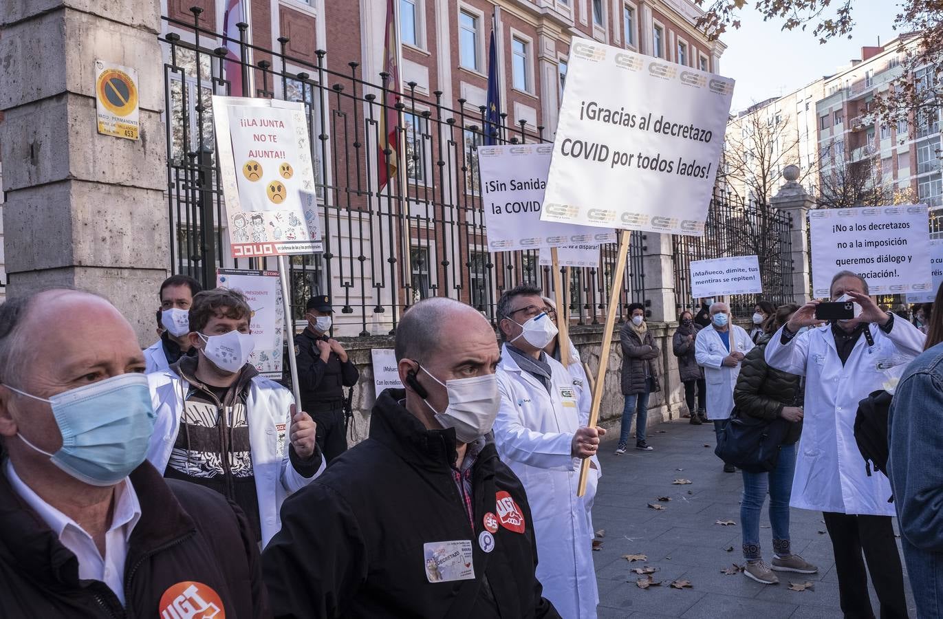 Fotos: Sanitarios de Valladolid protestan por sus condiciones laborales