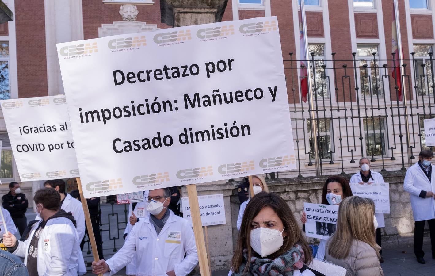 Fotos: Sanitarios de Valladolid protestan por sus condiciones laborales