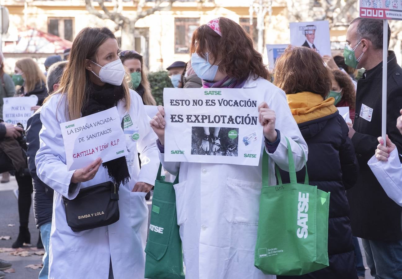 Fotos: Sanitarios de Valladolid protestan por sus condiciones laborales