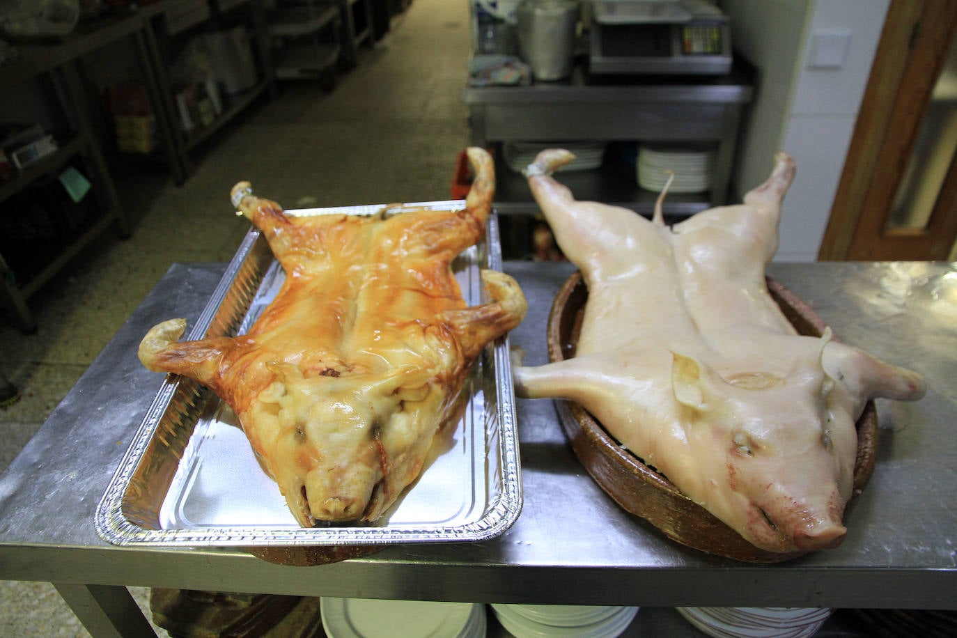 Cochinillo en distintos momentos del asado. 