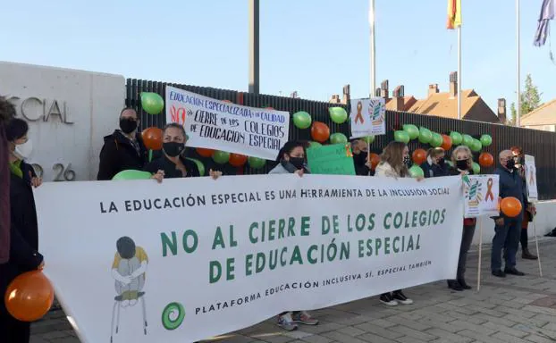 Concentración de padres para protestar por la Ley Celaá frente al Centro de Educación Especial Nº 1 de Valladolid.